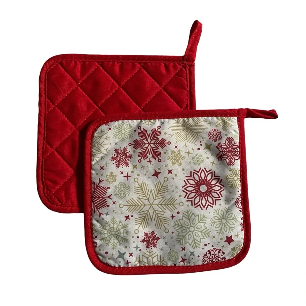 Four Pot Holders and Two Dish Cloths Red White Strawberries Snowflakes